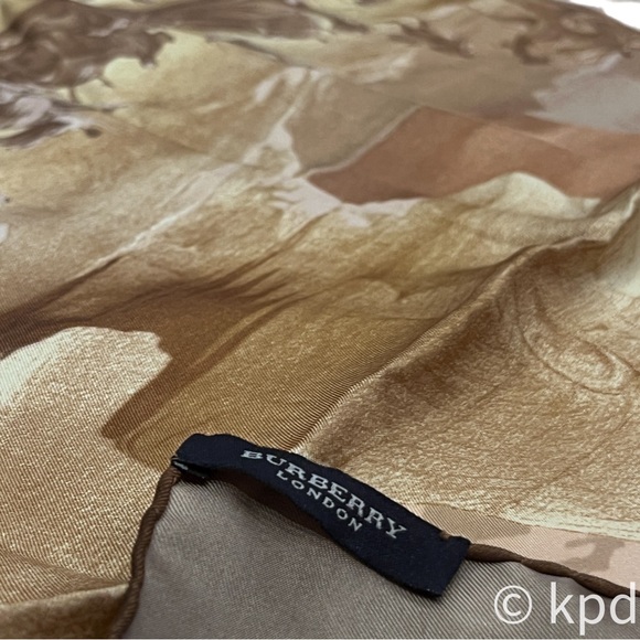 Rare Burberry silk scarf Sphinx" pattern the Spring/Summer 2021 collection - Picture 2 of 10